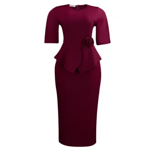 Elegantes burgunderrotes Peplum-Midikleid mit 3D-Blumendetails und kurzen Ärmeln.