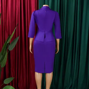 Vista posteriore di elegante abito midi viola con maniche a 3/4 e dettaglio peplo