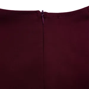 Detaillierte Nahaufnahme des hochwertigen verdeckten Reißverschlusses an diesem weinroten Kleid.