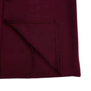 Detaillierte Makroansicht der hochwertigen Nähte und des Saums am burgunderfarbenen Kleid