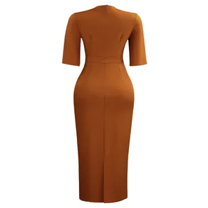 Rückansicht eines eleganten ingwerfarbenen Bodycon-Midikleids mit Reißverschlussdetail