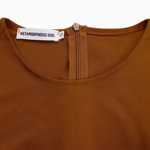 Detailaufnahme des braunen Kleidausschnitts mit Reißverschluss und Metamorphosis Girl Label