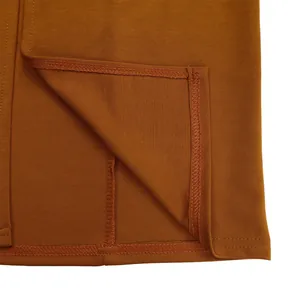 Detaillierte Nahaufnahme der Saumnähte und der Stofftextur dieses eleganten Kleides