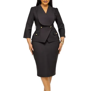 Elegante abito midi nero con ampio bavero a scialle e maniche a tre quarti moda