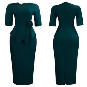 Vorder- und Rückansicht des eleganten dunkelgrünen Schößchen-Midikleids mit 3D-Blume