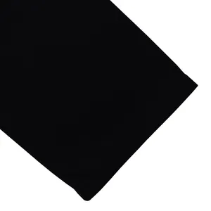 Vista macro del tessuto nero di alta qualità e delle cuciture resistenti di questo abito elegante