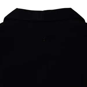 Dettaglio ravvicinato della scollatura posteriore con colletto e zip sulla vestito nero