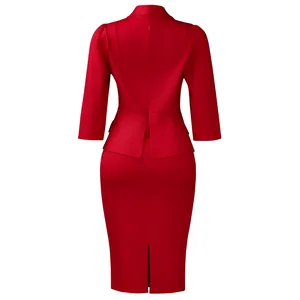 Vista posteriore di elegante abito rosso a maniche a 3/4 con gonna a tubino e spacco