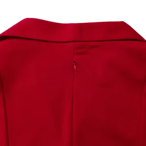Primo piano della cerniera invisibile posteriore e del dettaglio del bavero rosso