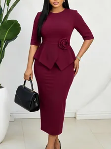 Elegantes burgunderfarbenes Schößchen-Midikleid mit 3D-Blumendetail und halben Ärmeln