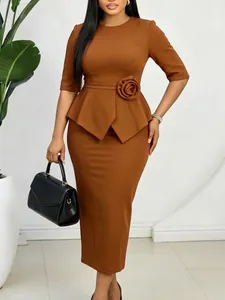 Elegantes, brennendes orangefarbenes Schößchenkleid mit 3D-Blumendetail an der Taille
