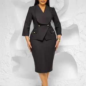 Elegante abito midi nero con grandi revers e maniche a tre quarti per l'ufficio.