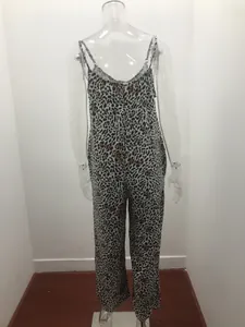 Vista detallada de mono de leopardo para mujer con pernera ancha en un maniquí.