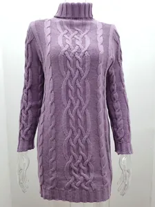 Elegante vestido de suéter de punto trenzado con cuello alto púrpura y mangas largas.