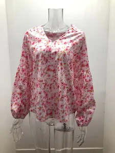 Vue détaillée d'une blouse en mousseline fleurie rose avec manches lanternes et col V.