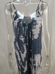 Vista de detalle de mono tie-dye azul y blanco con tirantes y pernera ancha mujer