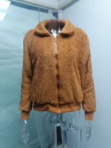 Vue détaillée d'une veste en polaire teddy marron pour femme avec fermeture éclair complète.