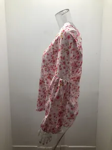 Vue latérale d'une blouse en mousseline fleurie avec manches lanternes et col en V élégant.