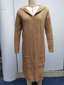 Cardigan en maille à capuche camel sur mannequin montrant la texture et la longueur.