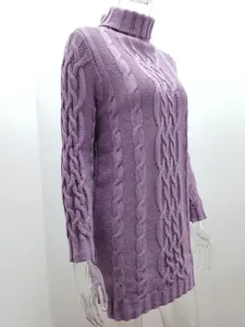Vista detallada de un vestido de punto grueso trenzado morado con cuello alto