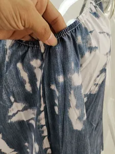 Detalle de mono azul tie-dye con escote elástico y calidad de costura