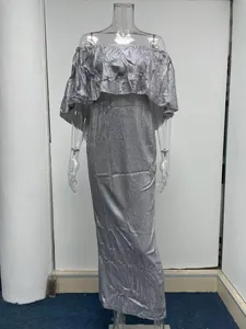 Elegantes silbernes Glitzer Abendkleid mit Volants auf einer klaren Schaufensterpuppe