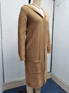 Vue latérale détaillée d'un long gilet en tricot à capuche de couleur fauve sur mannequin.