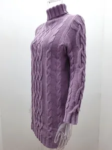 Detalle de un vestido de punto trenzado morado con cuello vuelto y textura gruesa vintage.