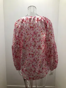 Vue arrière détaillée d'une blouse décontractée en mousseline rose à fleurs et manches.