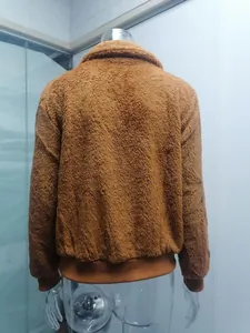 Vue arrière détaillée d'une veste chaude en peluche marron montrant la texture du tissu.
