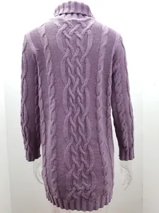Vista posterior del vestido de punto de ochos morado con cuello alto grueso.