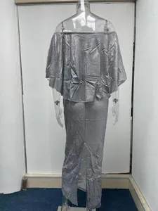 Rückansicht der eleganten silbernen schulterfreien Abendrobe mit einem schicken Gehschlitz