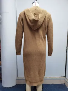 Vue arrière d'un cardigan à capuche en maille marron clair avec poignets côtelés