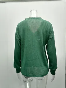Achteraanzicht van deze donkergroene oversized trui met verfijnd kanten detail op de rug