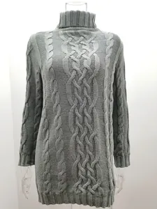 Vista frontal de vestido de punto gris con cuello alto y diseño de trenzas gruesas