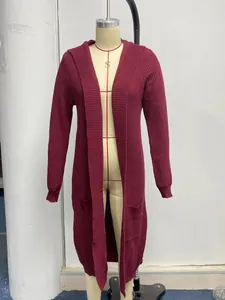 Détail d'un long cardigan en tricot bordeaux à capuche avec des poches spacieuses