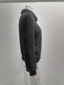 Vue de profil d'une veste chaude en polaire teddy noire sur un mannequin transparent