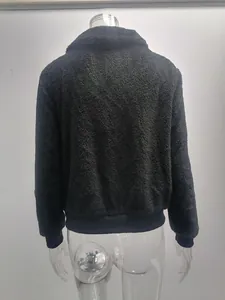 Vue arrière détaillée d'une veste en polaire teddy noire confortable pour femmes