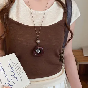 Λεπτομερής προβολή ρετρό γεωμετρικού μενταγιόν από ρητίνη στυλ Maillard σε μοντέλο