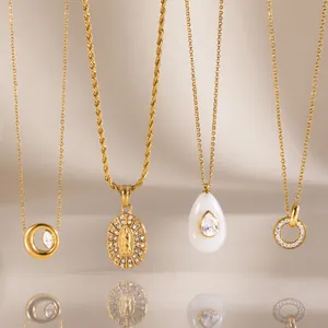 Vista detallada de cuatro collares de acero inoxidable bañados en oro de 18k con colgantes