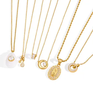 Set de collares de acero inoxidable chapados en oro con varios colgantes geométricos