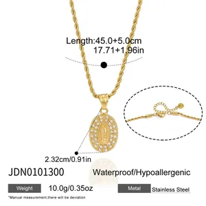 Detalle del collar de acero inoxidable chapado en oro de 18k con colgante ovalado de Virgen