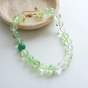 Élégant collier de perles en acrylique marbré vert avec fermoir doré réglable de luxe