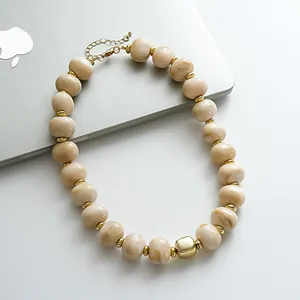Elegante collana regolabile in perle acriliche con finitura marmorizzata beige e oro