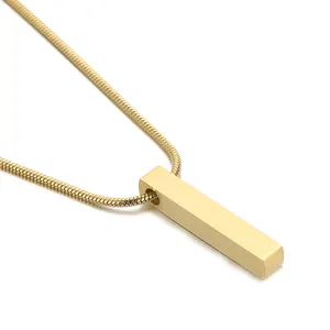 Collier à pendentif barre rectangulaire plaqué or avec une chaîne serpent élégante.