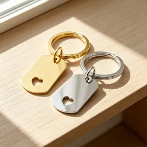 Vue détaillée de porte-clés en acier inoxydable or et argent avec découpe de cœur sur bois