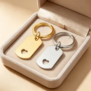 Gros plan de porte-clés en acier inoxydable doré et argenté dans une boîte cadeau.