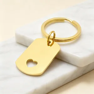 Vue détaillée du porte-clés en acier inoxydable doré avec pendentif cœur évidé poli