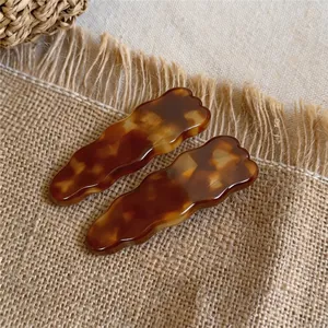 Elegante golvende acryl haarspeldjes met vintage schildpadmotief voor een retro uitstraling