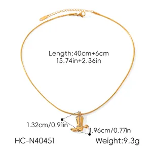 Collana con pendente a stivale da cowboy dorata con dettagli di peso e misura